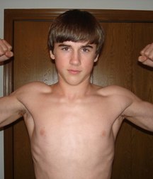 guys showing their muscles 58c6b6a8a3e13.jpg