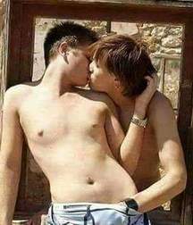 kisses between lovers 58cb80dc8e418.jpg