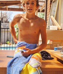 covered the towel ( no porn) 58d2657b4c3ff.jpg