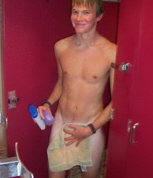 boys covered the towel 2 58dc14052385f.jpg
