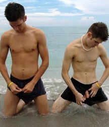 naked guys on the beach4 58e29a42bc3d4.jpg