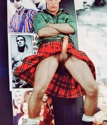 under the Scottish kilt 58efd4cce812e.jpg