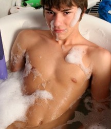 boys in bathtub 58f709aa0357f.jpg
