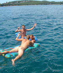 But how nice it is to go to the beach with friends 5931aea455730.jpg