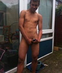 The hand covering the genitals 59651d8eb7bb5.jpg