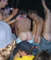 guys who see their ass (playing and joking) 59ba61ee7d3b1.jpg