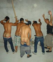 guys who see their ass (playing and joking) 59ba61fac9a97.jpg