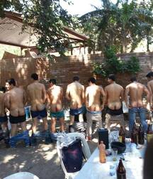 guys who see their ass (playing and joking) 59ba61fc8cede.jpg