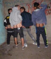 guys who see their ass (playing and joking) 59ba61fe5beda.jpg