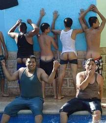 guys who see their ass (playing and joking) 59ba620029a6d.jpg