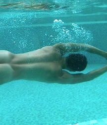 swim underwater bare 59d3ad2829b43.jpg