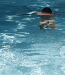 swim underwater bare 59d3ad2f04880.jpg