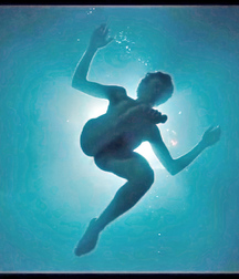 swim underwater bare 59d3ad3957970.jpg