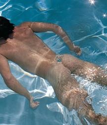 swim underwater bare 59d3ad67c278e.jpg