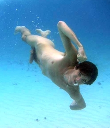 swim underwater bare 59d3ad78da71d.jpg