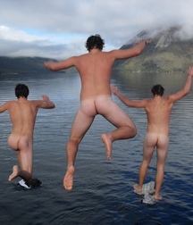 boys drift naked into the water 59d8e12856451.jpg
