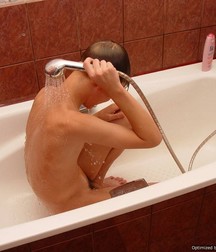 boys immersed in the bathtub 59ff52a471464.jpg