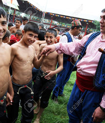 the traditional Turkish wrestler 5a32dc8e60dd7.jpg