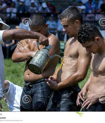 the traditional Turkish wrestler 5a32dcae4bda1.jpg
