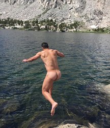 guys dive into the water without shame 5a3e37d0a2ad6.jpg