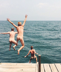guys dive into the water without shame 5a3e37d5a99c4.jpg