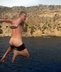 guys dive into the water without shame 5a3e37d986144.jpg