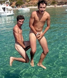 guys dive into the water without shame 5a3e37dcc64ca.jpg