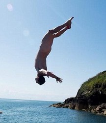 guys dive into the water without shame 5a3e37def030c.jpg