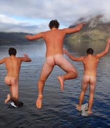 guys dive into the water without shame 5a3e37ec0fcdc.jpg