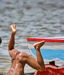 guys dive into the water without shame 5a3e37ed5dd0c.jpg
