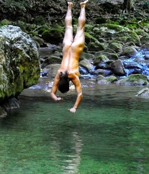 guys dive into the water without shame 5a3e37ef0d265.jpg