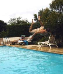 guys dive into the water without shame 5a3e37f39facc.jpg
