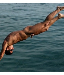 guys dive into the water without shame 5a3e37f49d609.jpg