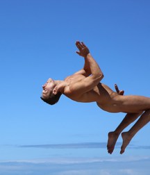 guys dive into the water without shame 5a3e37f64d61f.jpg