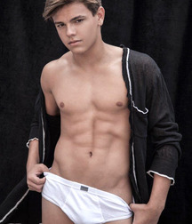 simply in underwear 5a4e6567f2c14.jpg