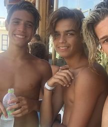 friends Straight Boys fun 5a5088152d4b1.jpg