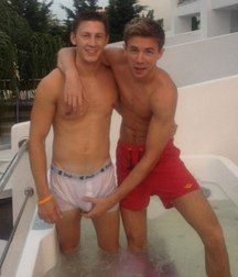 two friends 5a679b1b6bdfa.jpg