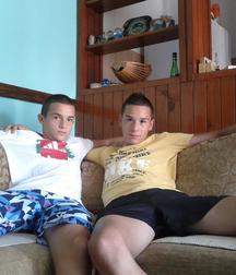 two friends 5a679b239cd01.jpg