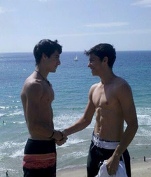 two friends 5a679b26290eb.jpg