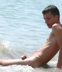 lying on the beach 5a8e87192bb83.jpg