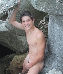 the hand covers the cock 5a8e8866d7066.jpg