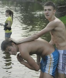 guys having fun  5a95657fcf402.jpg