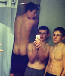 selfies with friends 5a9f55128d1e4.png