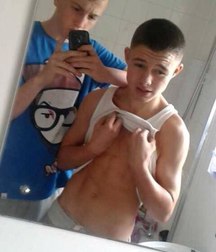 selfies with friends 5a9f551365130.jpg
