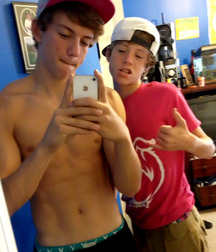 selfies with friends 5a9f551440a41.jpg