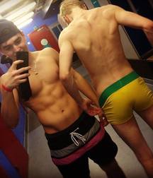selfies with friends 5a9f5519e4129.jpg