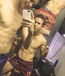 selfies with friends 5a9f553d22bb2.jpg