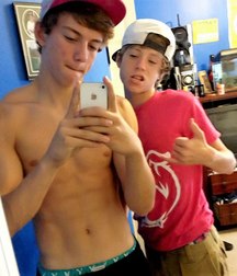 selfies with friends 5a9f553f10846.jpg