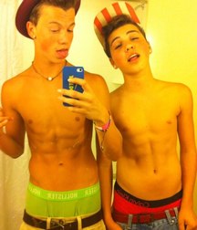 selfies with friends 5a9f554036f20.jpg