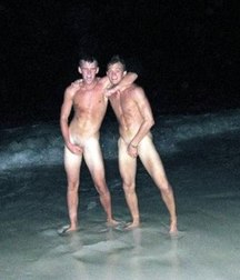 two shy friends 5aa2828e2fcb9.jpg
